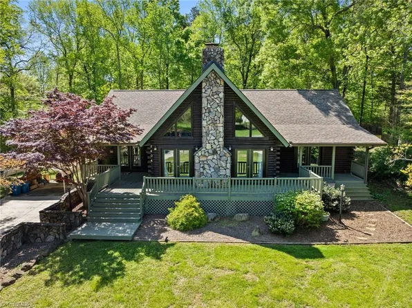 2404 Hunters Ridge Dr, Pleasant Garden, NC 27313