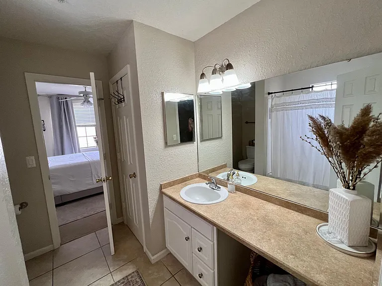 SECOND / HALLWAY BATH