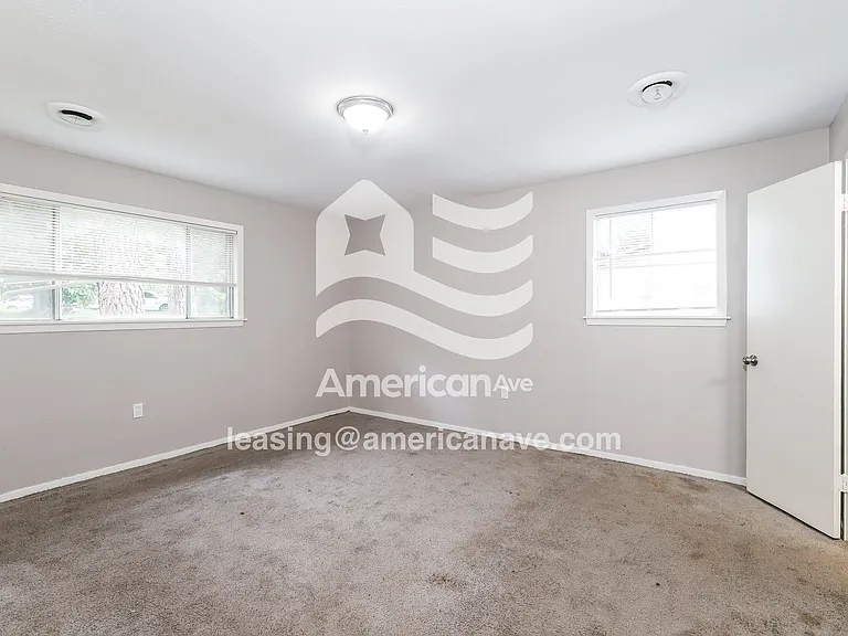 1511654_008_main_bedroom_8.jpg