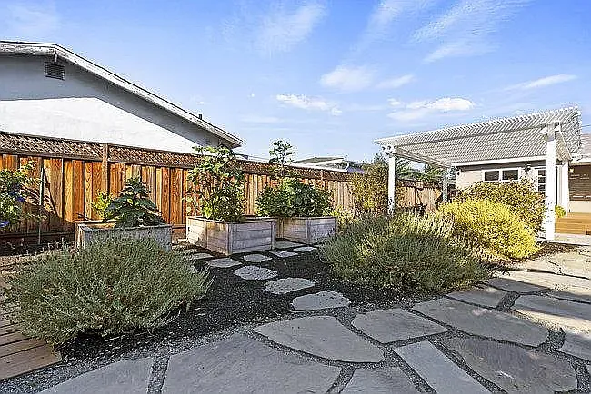 380 Wilton Ave — Photo 25