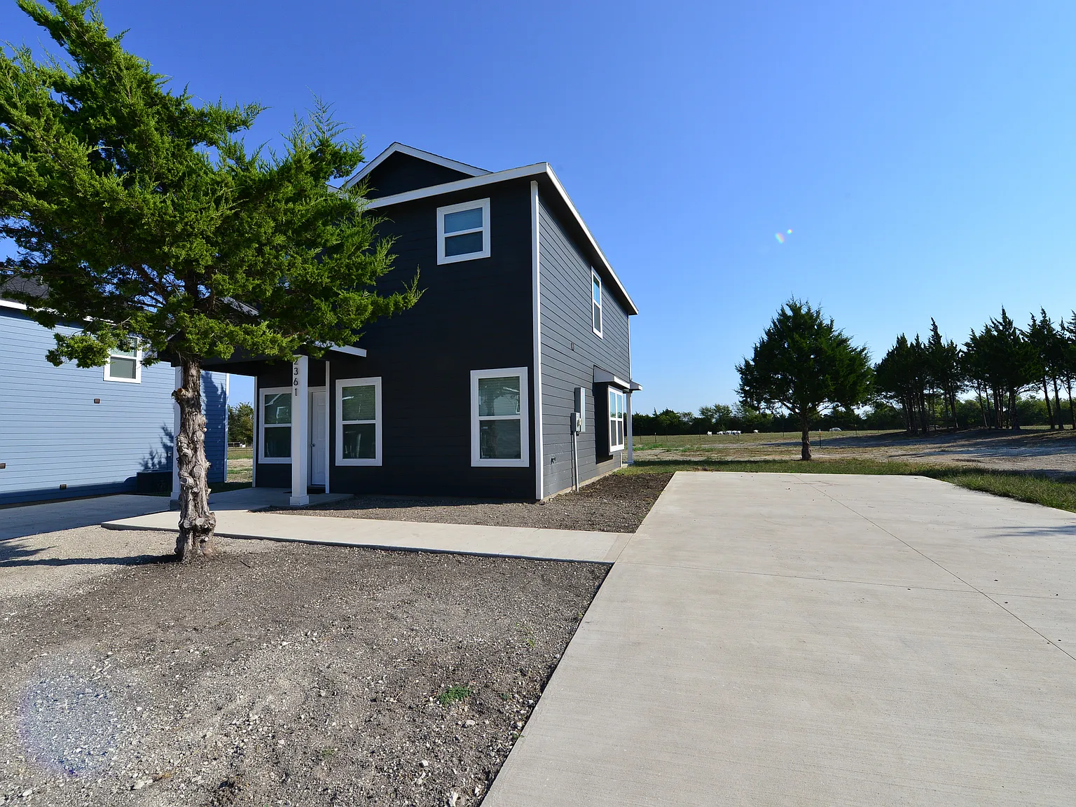 3 bed, 2.5 bath, 1400 sqft, $2,245 — Photo 2