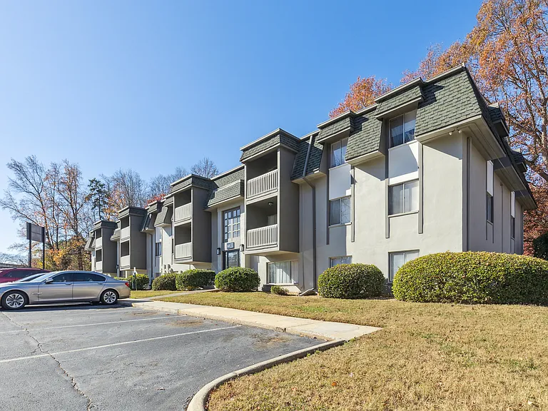 Fairway Club Apartments — Photo 6