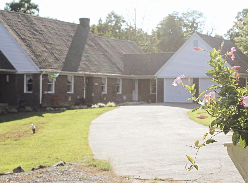 1st image of 325 Shelton Ln