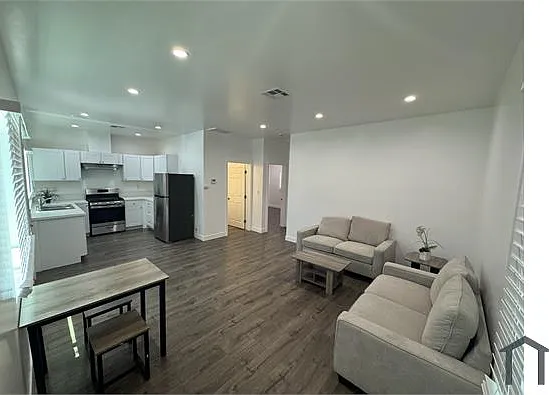 247 E Adams Blvd #B — Photo 1