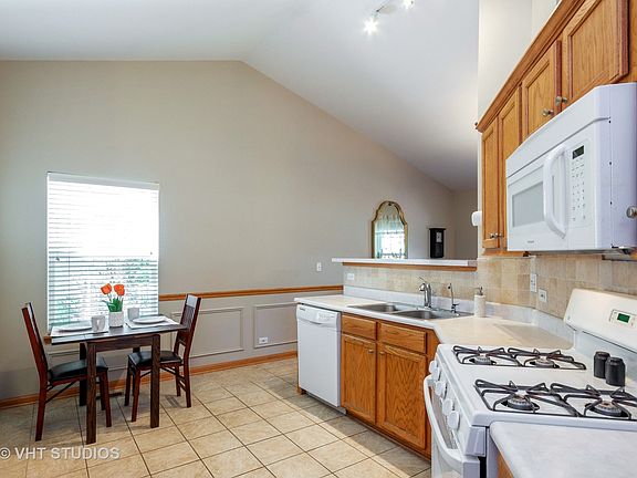 5th image of 799 Sapphire Dr