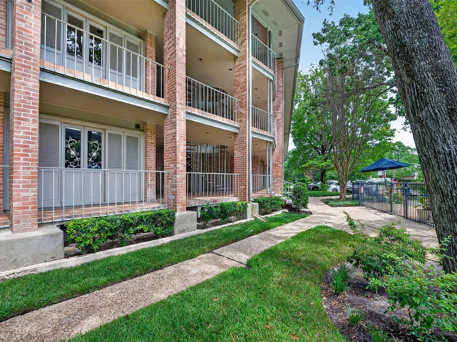 2 bed, 1.5 bath, 1116 sqft, $2,400 — Photo 1