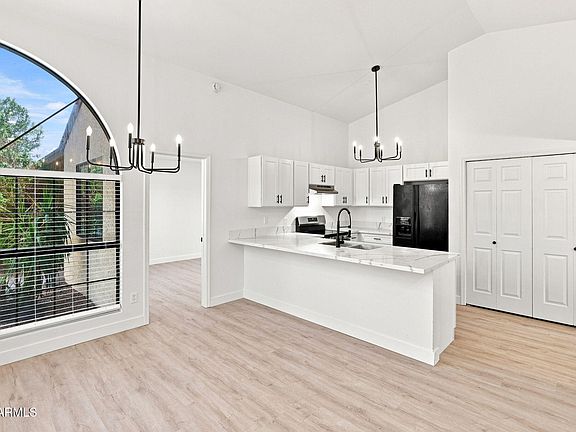 5th image of 534 N New Haven --