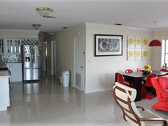 4th image of 440 Oriole Ave