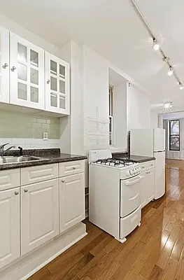 Rented by Coldwell Banker Warburg | media 12