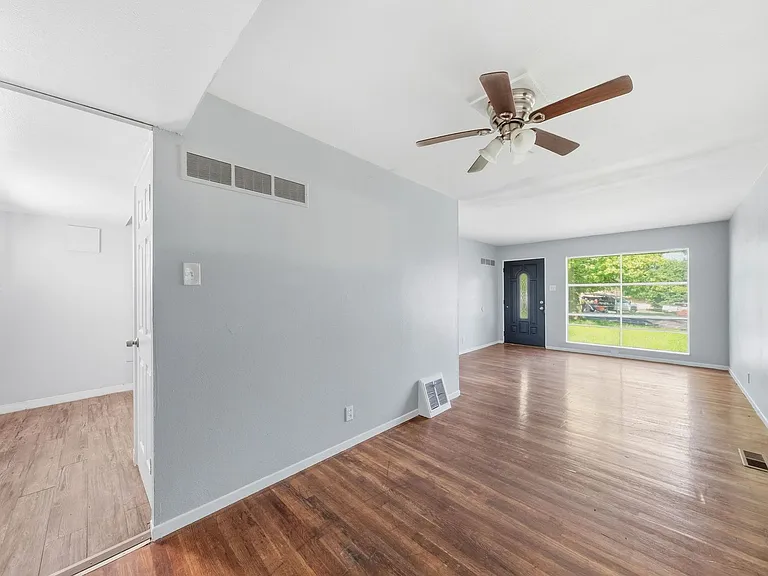 10700 Spring Garden Dr — Photo 14