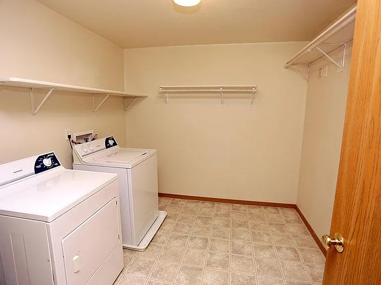BREEZEWOOD APARTMENTS — Photo 21
