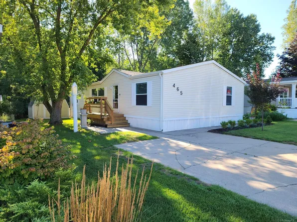 465 Walnut Dr, Fennville, MI 49408