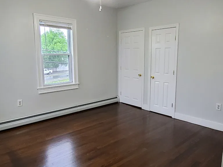 104-106 Hutchinson St #1 — Photo 5
