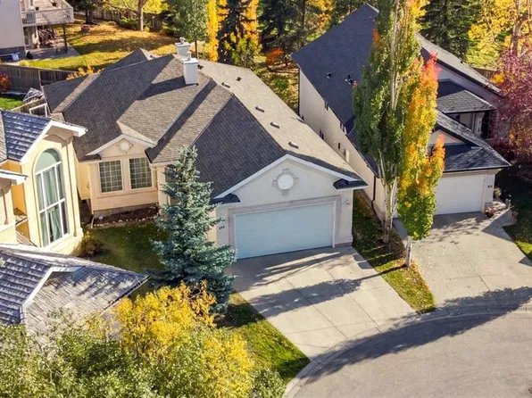 614 NW Sierra Madre Ct SW, Calgary, AB T3H 3M5