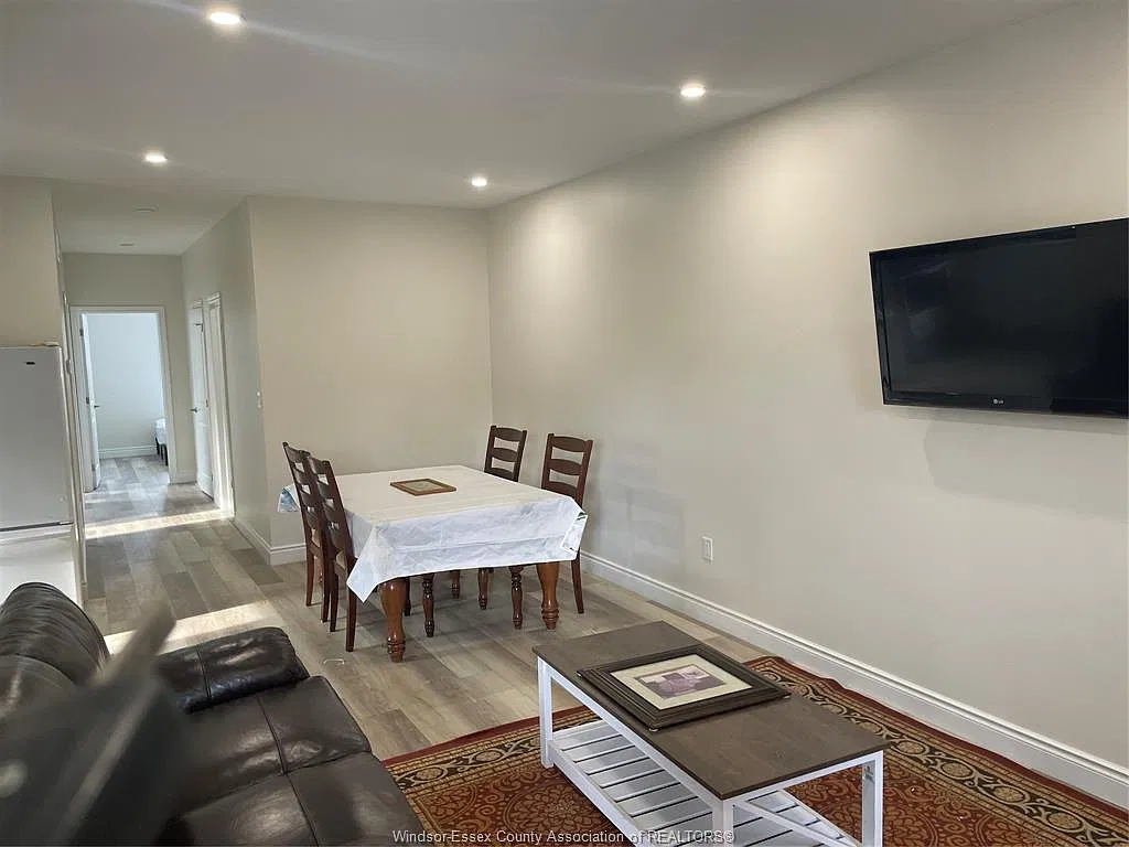 3 bed, $2,190 — Photo 2
