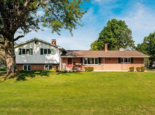 3273 Chaucer Dr, Columbus, OH 43221