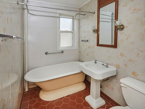 5th image of 3204 Avenue