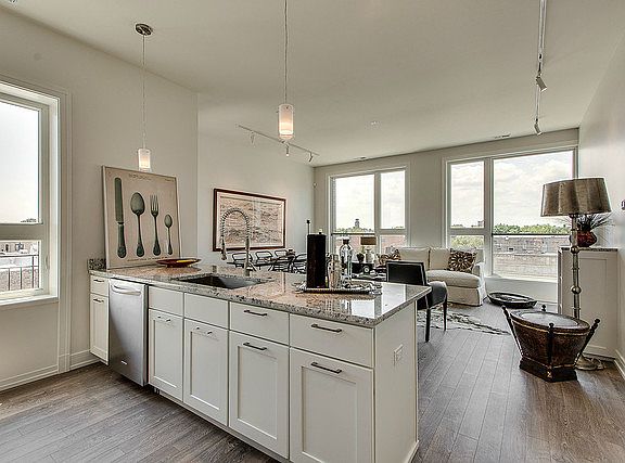 5th image of 4421 N Clark St #404