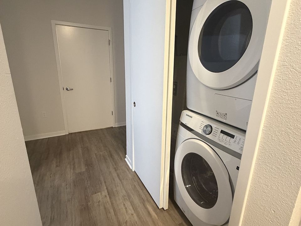 Entry/Washer and Dryer