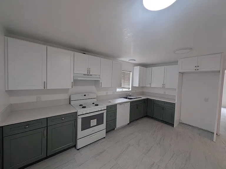 9532 1/2 Cedar St — Photo 2
