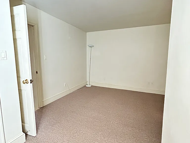 434 W Walnut St — Photo 16