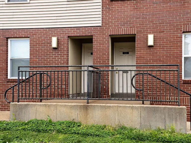College Hill Apartments — Photo 10