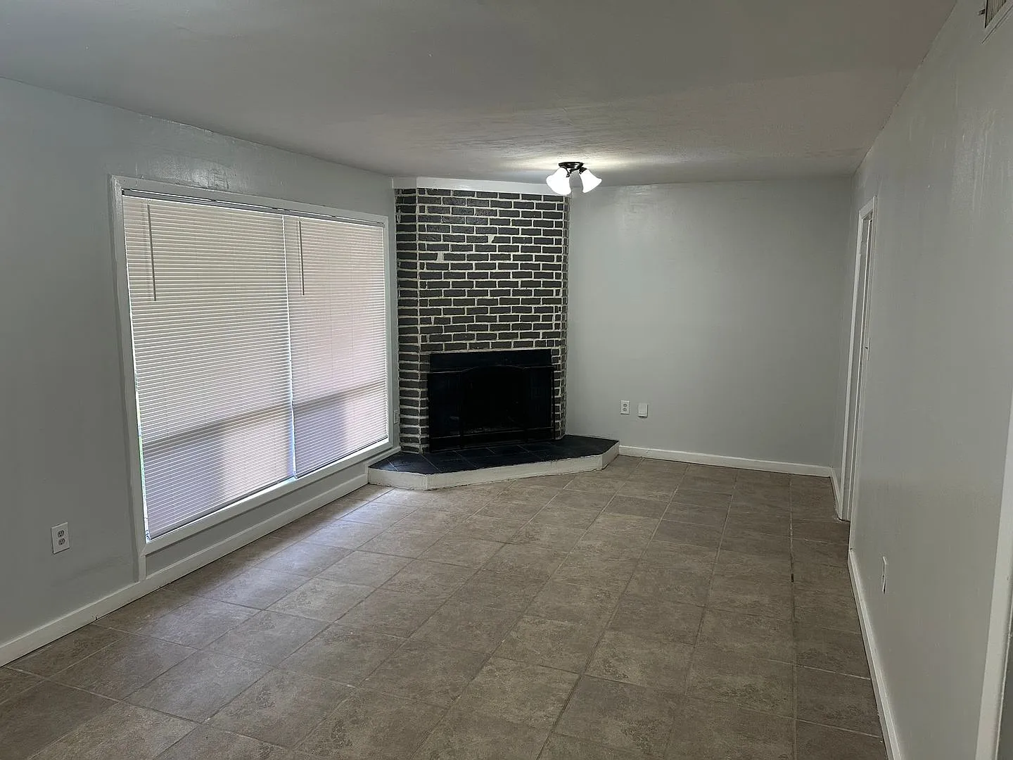 2748 Woodside Dr. - Jackson Ms. 39204 — Photo 4