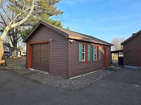 4th image of 218 Wisconsin Avenue