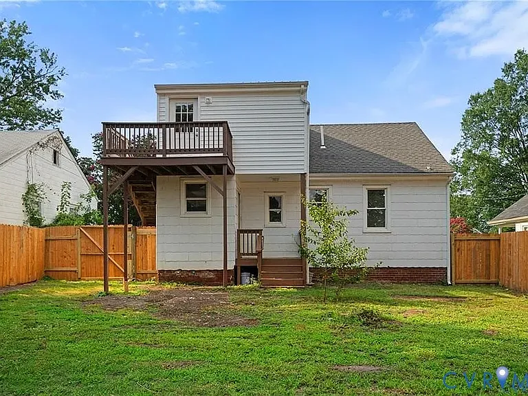 2105 Clarke St — Photo 10