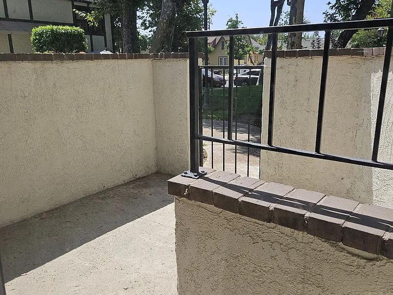 109 E Rosewood Ct — Photo 30