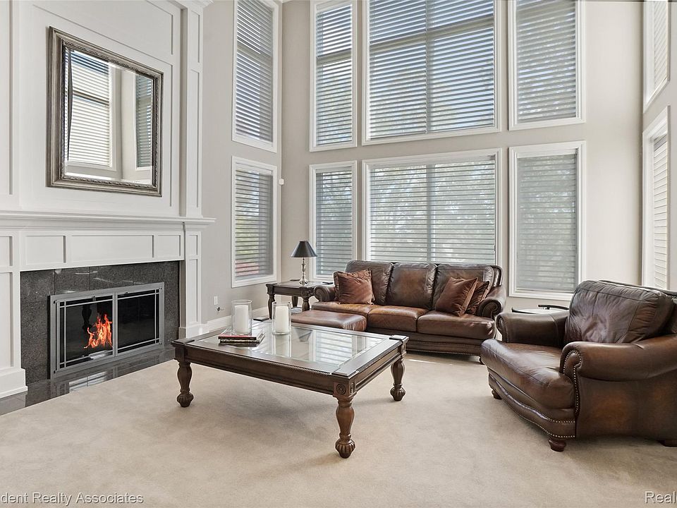 734 Wellington Cir, photo 24