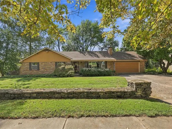 617 Brush Creek Blvd, Kansas City, MO 64110