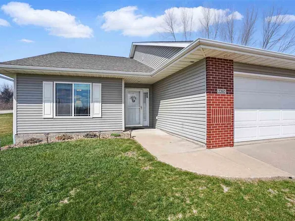 2202 E Grantview Dr, Coralville, IA 52241