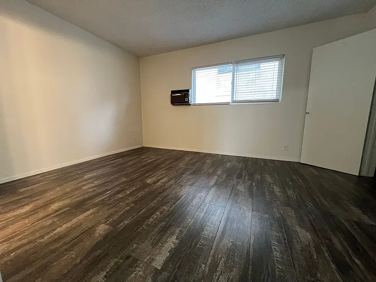 741 S Hobart Blvd — Photo 16
