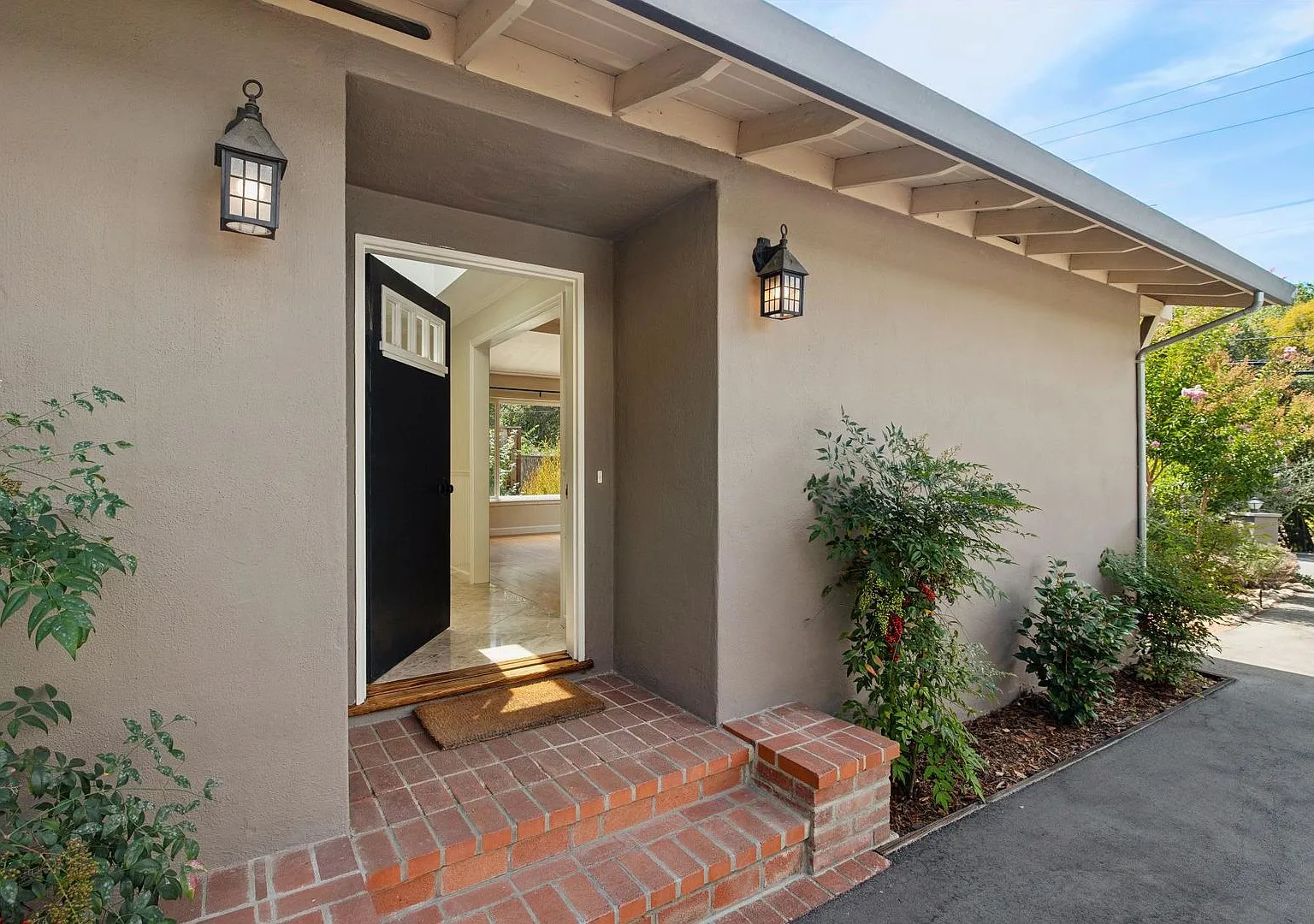 Classic Atherton Home in the Coveted Las Lomitas School District — Photo 2