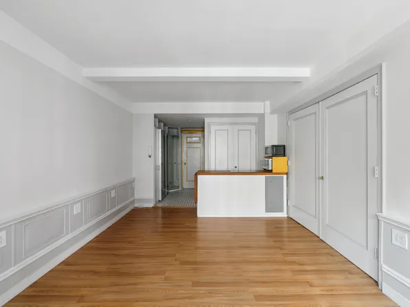 320 East 42nd Street image 1 of 15