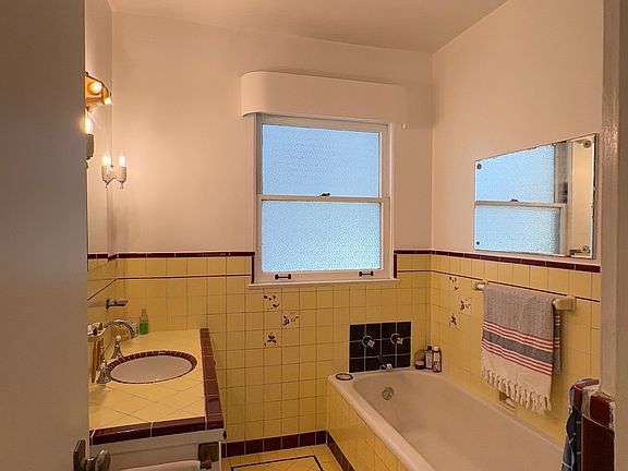 5th image of 520 N Rossmore Ave APT 202