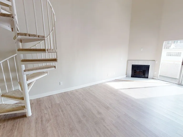 Clark Apartments...Gorgeous 2 Story Penthouse...Full Amenities...CALL NOW! — Photo 12