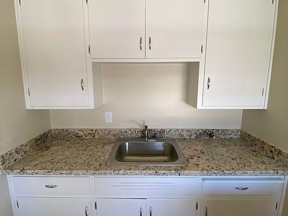 5th image of 920 Evelyn St APT 4