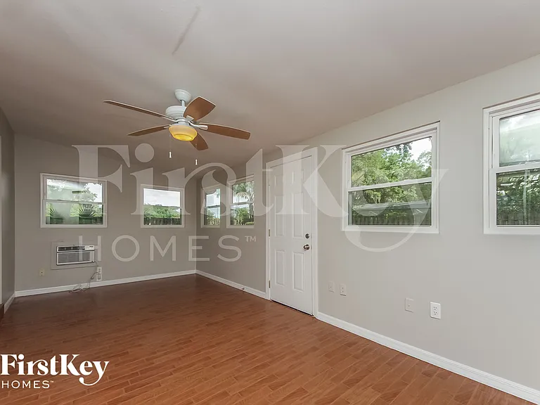 2409 Brookside Ave — Photo 6