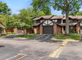 29242 Wellington Rd W, Southfield, MI 48034