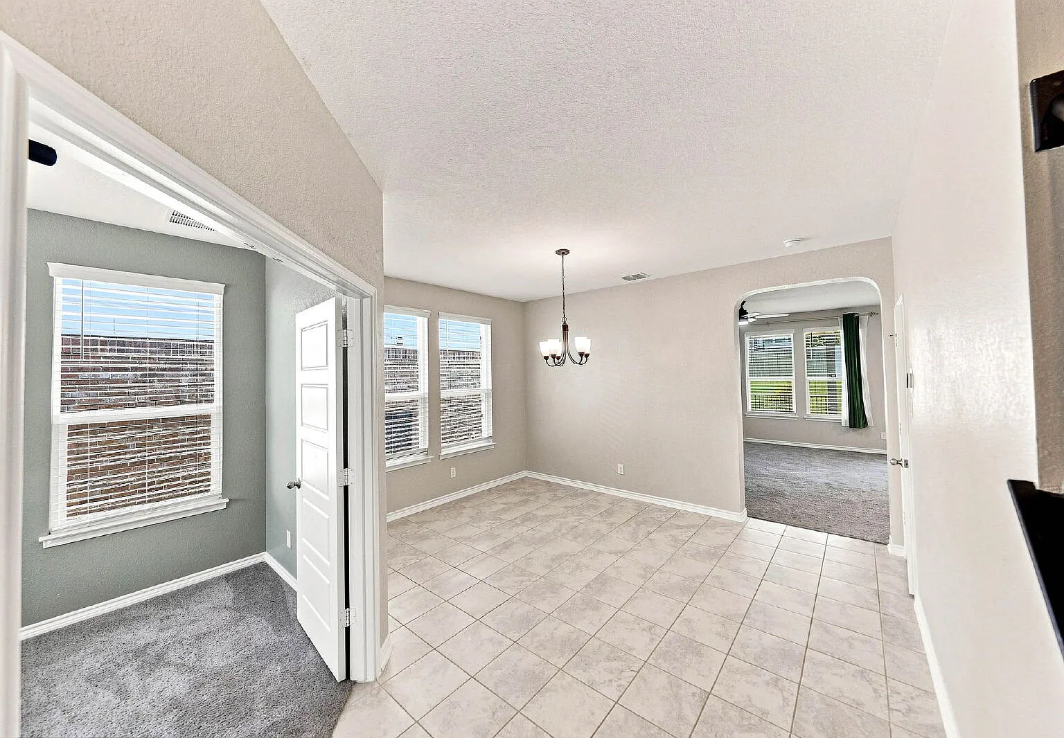 4 bed, 2.5 bath, 2758 sqft, $2,500 — Photo 3