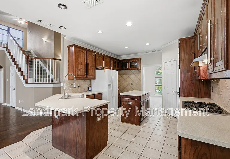 2115 Lexington Dr — Photo 9