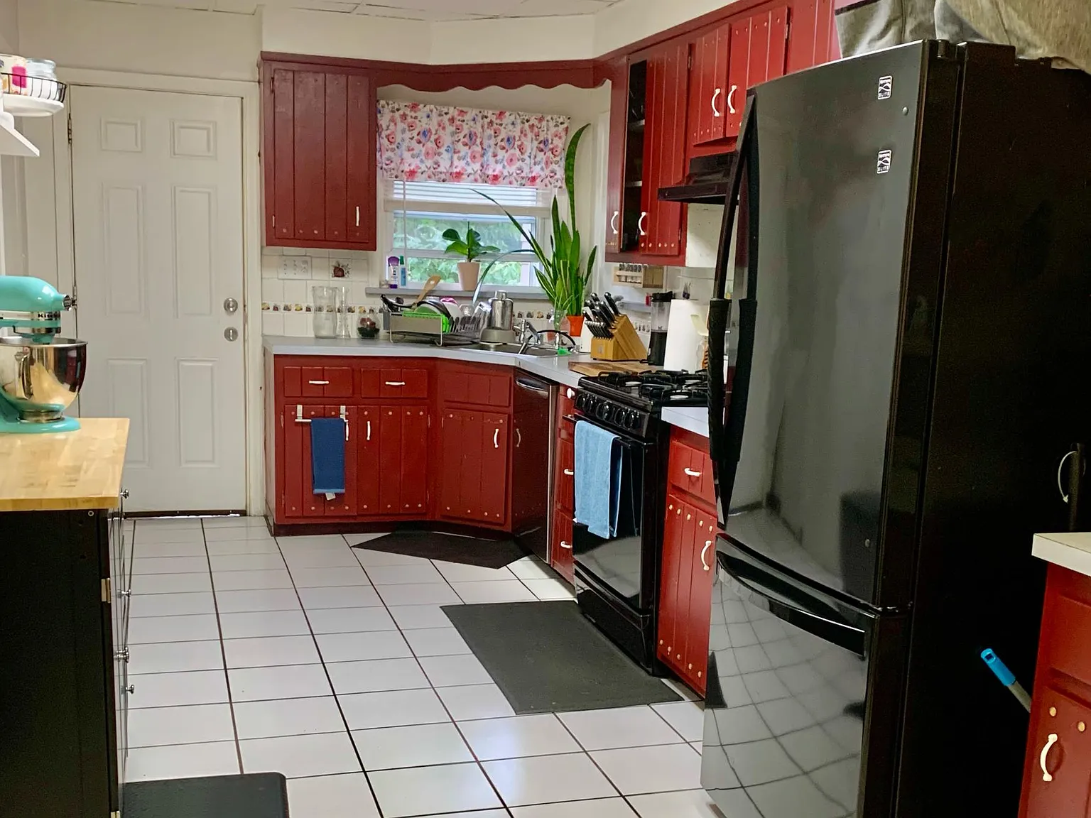 5 bed, 2.5 bath, 2000 sqft, $3,300 — Photo 4