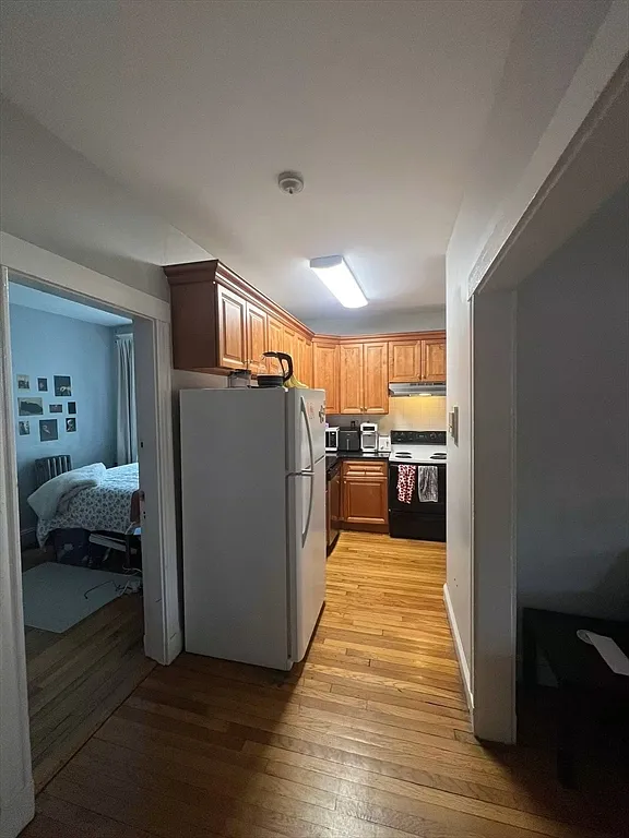 3 bed, 1.0 bath, 785 sqft, $3,200 — Photo 3