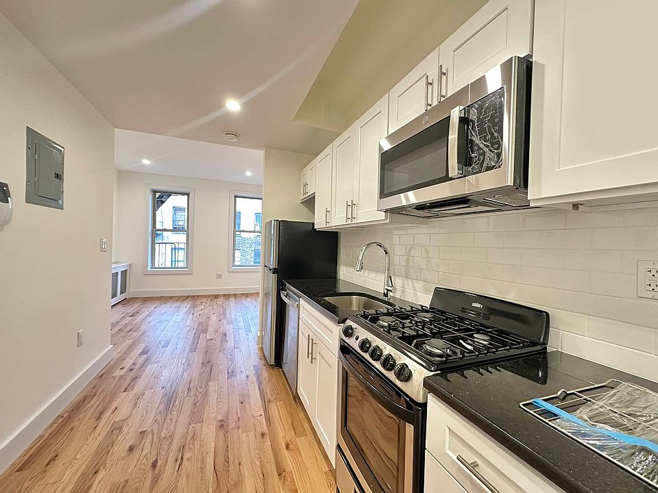 1st image of 449 W 46th St #95