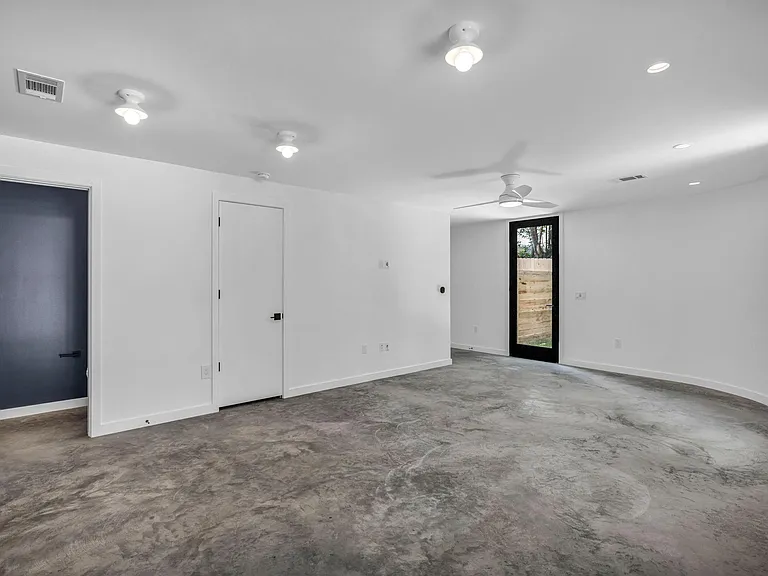 2403 Wilson St — Photo 7