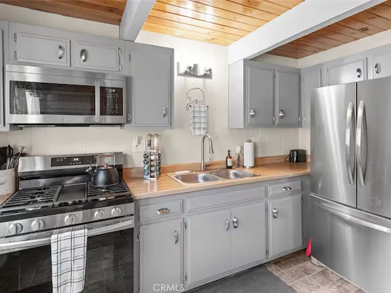 1056 Sierra Ave — Photo 17