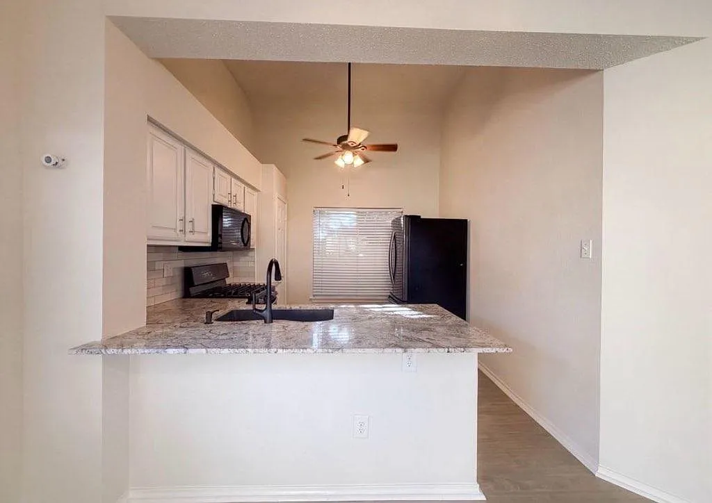 3 bed, 2.5 bath, 1648 sqft, $2,200 — Photo 4