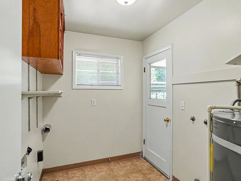 086-Friendship Court Apartments — Photo 14